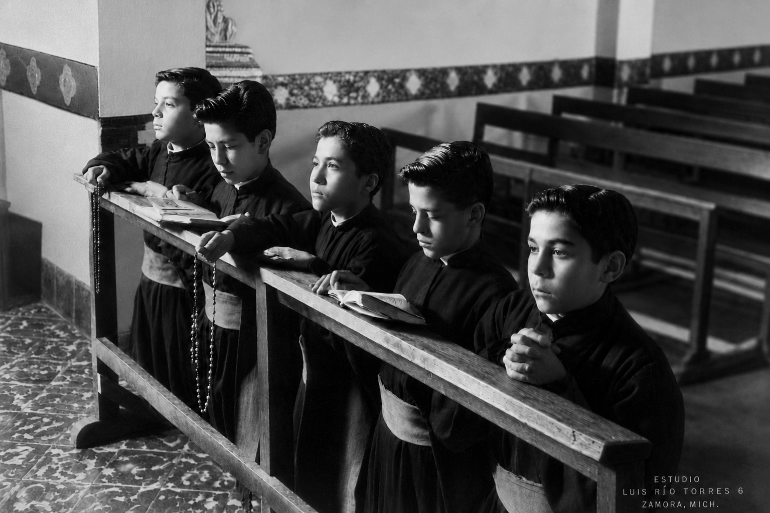 Fotografía histórica de seminaristas, aula o escuela parroquial