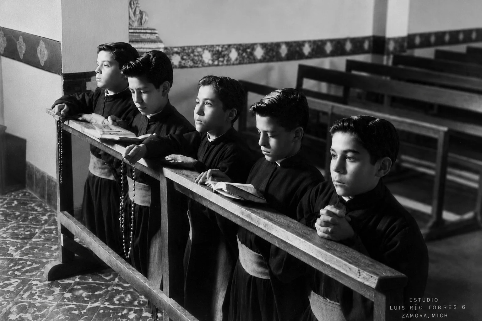 Fotografía histórica de seminaristas, aula o escuela parroquial